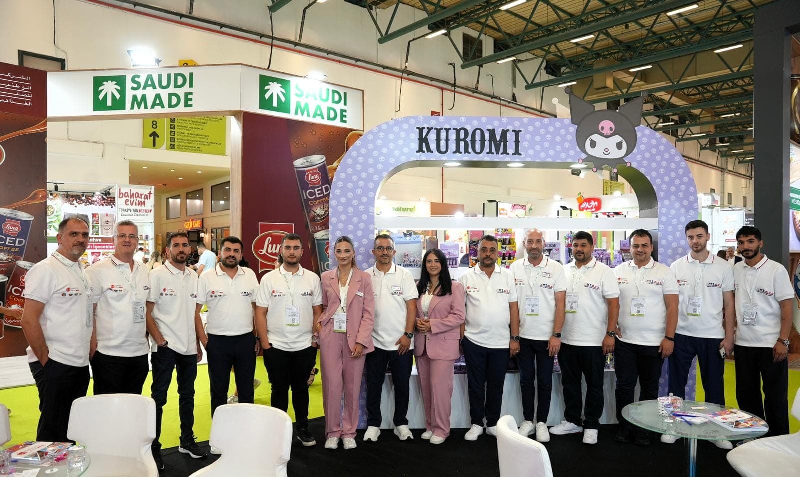 Fuar standında EMY Grup ekibi ve ziyaretçiler